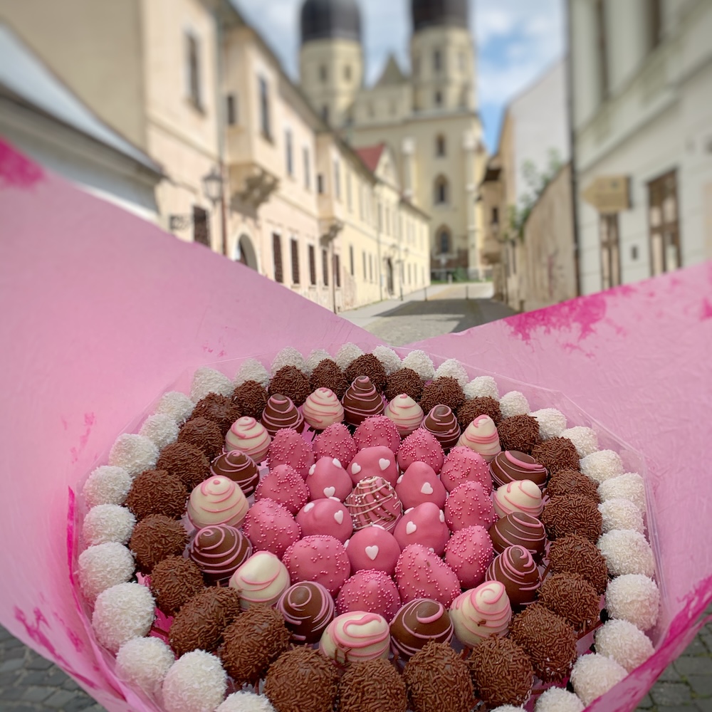 Luxury Choco Boss chocolate box with XO marked strawberries, palm leaves and elegant presentation